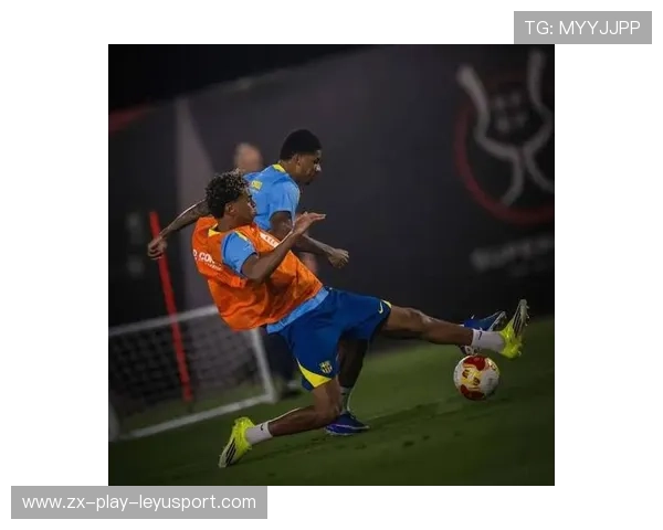 巴萨训练中亚马尔多次抢断非常亮眼